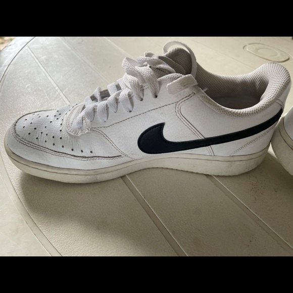 Men’s Nike’s Size 8 - Picture 2 of 3